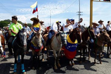 ¡COMO EN LOS VIEJOS TIEMPOS! A caballo protestan por la libertad en distintos puntos del país (+Video y Fotos)