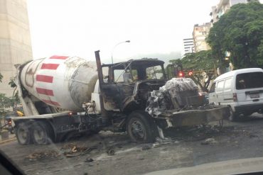 ¡SORPRESA MAÑANERA! Camión calcinado tranca el paso en Altamira