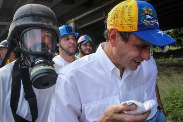 ¡AGRESIÓN BRUTAL! Capriles resultó afectado por los gases lacrimógenos en protesta de este #29May