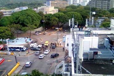 ¡A LO BRAVO! Tanqueta de la GNB impactó contra carro de estudiantes de la UCV (+Fotos)