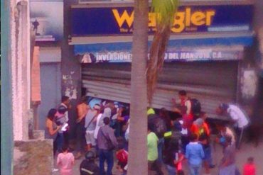 ¡LO ÚLTIMO! Reportan que colectivos encapuchados saquearon centro comercial de Los Teques (+Video)