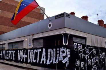 ¡BIEN HECHO! Tapizaron de luto fachada de Consulado de Venezuela en Madrid (+Videos y Fotos)