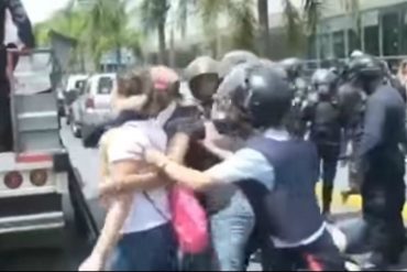 ¡QUÉ ABUSO! Policía de Carabobo detuvo a mujeres en Valencia entre golpes, empujones e insultos