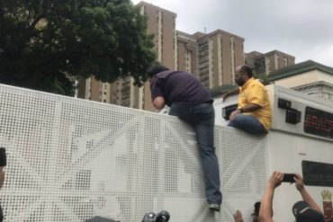 ¡LO ÚLTIMO! Diputados se montan en la reja de la GNB que bloquea paso de manifestantes en El Paraíso