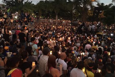 ¡NADIE SE RINDE! Así se ilumina Parque Cristal en honor a los caídos por la represión (+Fotos)