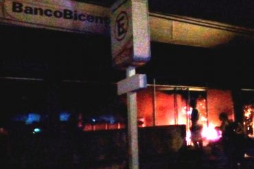 ¡ENTÉRESE! Incendiaron sede de Banco Bicentenario en el Zulia (+Video)