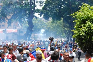 ¡ATENCIÓN! GNB reprime manifestación en la plaza Madariaga de El Paraíso este #24Mayo