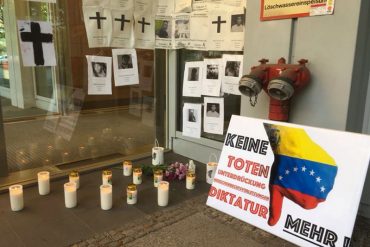 ¡PROTESTA SIMBÓLICA! Así «decoraron» la entrada de la embajada venezolana en Berlín