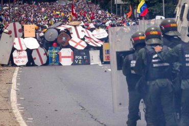 ¡CREATIVIDAD! Jóvenes crearon escudos improvisados para defenderse de la brutal represión de la GNB