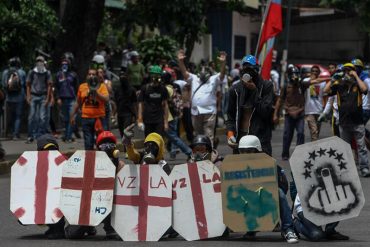 ¡GUERREROS CREATIVOS! Los pintorescos escudos con los que jóvenes opositores se protegen de represión (+Fotos)