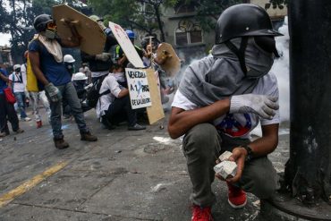 ¡ASÍ SE HACE! Manifestantes lanzaron»bombas» de pintura y corrieron a la PNB #8M (+Video)