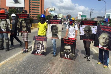 ¡ATENCIÓN! Detienen a 10 miembros de la «resistencia» por protestar en la Plaza Bolívar #26Sep (se los llevaron en autobús)