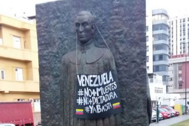 ¡NO MÁS DICTADURA! Así amaneció la estatua de Bolívar en el Parque Romano de Las Palmas en España #18May