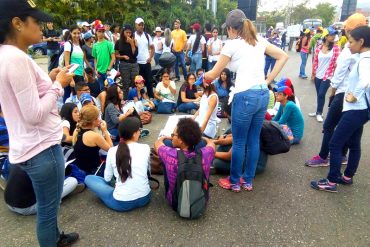 ¡FUTURO REBELDE! Estudiantes de la Santa María núcleo Oriente reciben clases en plantón este #15May