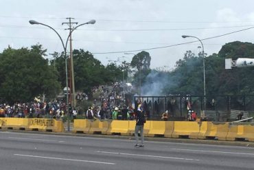 ¡BRUTAL REPRESIÓN! GNB atacó con lacrimógenas a los manifestantes desde base aérea La Carlota (+Video)