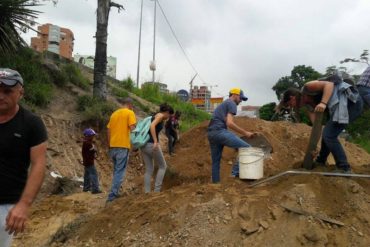 ¡IMPERDIBLE! Así fue como manifestantes opositores reabrieron paso hacia la Francisco Fajardo (+Fotos)