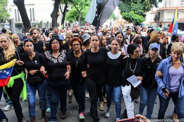 ¡EN IMÁGENES! Vestidas de negro y en paz manifestaron las madres por una Venezuela sin violencia