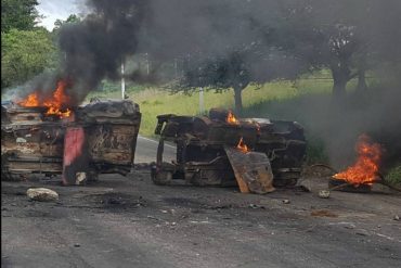 ¡ÚLTIMA HORA! Con barricadas cierran la autopista San Cristóbal – La Fría este #16M