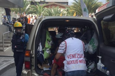 ¡ATENCIÓN! Manifestante fue herido por impacto de metra en el tórax en Caracas (+Foto)