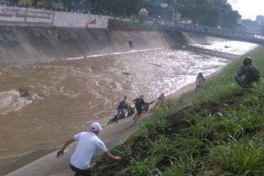 ¡QUÉ HORROR! Manifestante cayó al río Guaire al ser golpeado durante represión