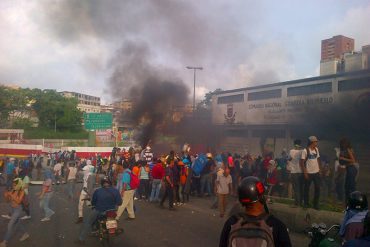 ¡HARTOS DE LA REPRESIÓN! Manifestantes tomaron comando de la Guardia del Pueblo en Los Teques (+Video)