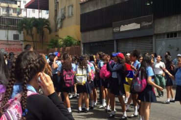 ¡RESTEADÍSIMOS! Liceístas trancan la avenida Lecuna para protestar contra el régimen: están cerca de Miraflores (+Videos)