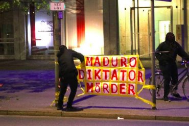 ¡HASTA EN ALEMÁN! Embajada de Venezuela en Berlín amaneció con cruces y mensajes: «Maduro, dictador y asesino»
