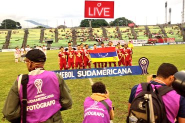 ¡SOLIDARIOS! Caracas FC protestó por represión y muertes violentas en el país (bandera invertida + minuto de silencio)