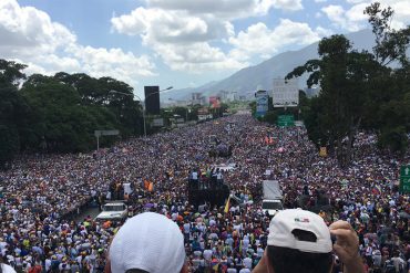 ¡LLENAZO MULTITUDINARIO! Así va la concentración «Somos millones» en Caracas este #20May