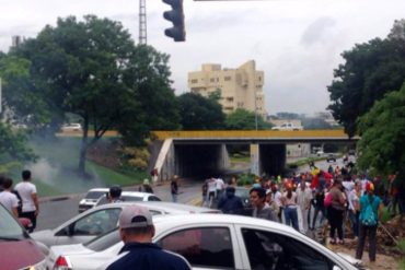 ATENCIÓN! GNB reprimió a manifestantes en el Distribuidor Lomas del Este, en Valencia