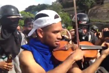 ¡HERMOSO! Joven músico acompañó marcha de las mujeres tocando su violín en honor a Armando (+Video)