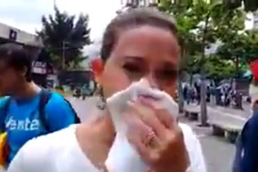 ¡NO LA CALLA NADIE! María Corina resultó afectada por las lacrimógenas durante represión en Chacaíto (+Video)