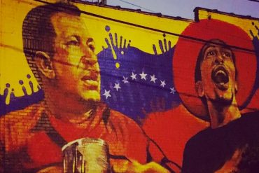 ¡BIEN HECHO! Mural de Hugo Chávez en el Bronx de New York fue grafiteado con este mensaje
