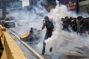 ¡HORROR! Brutal represión obliga a jóvenes a lanzarse al vacío en autopista Francisco Fajardo (+Video)