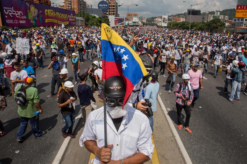 oposicion-manifestacion-opositores-francisco-fajardo-bandera-10-mayo-1-15