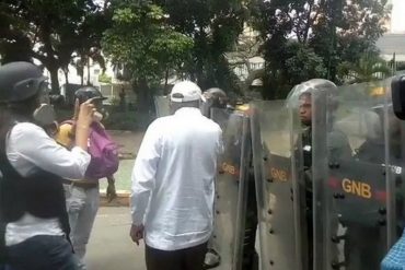 ¡SE HARTÓ! Manifestantes se las canta a la GNB en Los Próceres: “¡Ustedes también tienen derecho a la rebelión” (+Video)