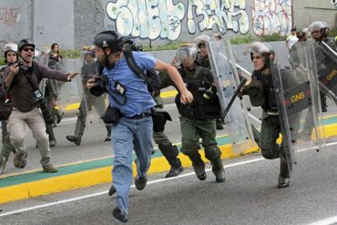 ¡SOLO EN DICTADURA! 3 periodistas heridos y 1 robado deja la brutal represión de GNB este #18May