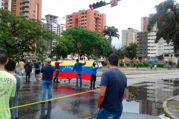 ¡NADIE SE MUEVE! Pese a la lluvia, barquisimetanos siguen participando en el plantón nacional (Fotos)