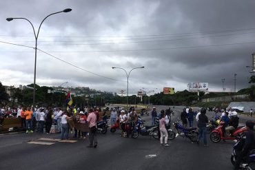 ¡RESTEADOS! Opositores comienzan plantón en la autopista Francisco Fajardo este #15May