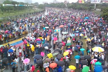 ¡RESISTENCIA! A pesar de la lluvia los venezolanos se mantienen en el plantón contra la dictadura