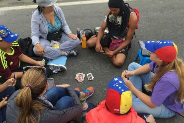 ¡PÍLLALO! Así pasan el rato los venezolanos durante el plantón en el Distribuidor Altamira (+Fotos)