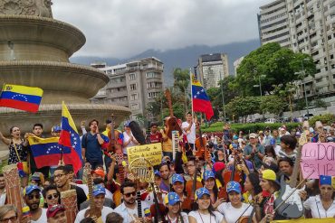 ¡CONMOVEDOR! Artistas y músicos entonan canciones en honor a los caídos desde la plaza Alfredo Sadel (+Videos)