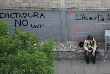 ¡LA FOTO! El momento en que un PNB se encuentra con su consciencia luego de reprimir al pueblo