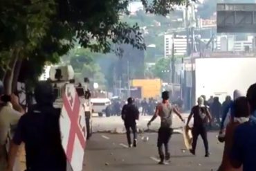 ¡URGENTE! Fuertes enfrentamientos entre GNB y manifestantes en la avenida Luis Roche de Altamira