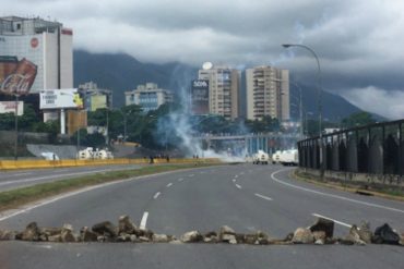 ¡LO ÚLTIMO! Continúa fuerte represión en la autopista Francisco Fajardo en Caracas