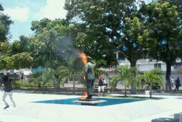 ¡SIN MIEDO! Esto hicieron los zulianos con la estatua de Chávez en Villa del Rosario (+Video)