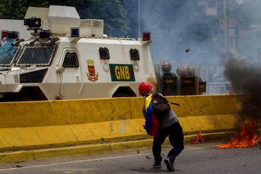 ¡MISERABLES! GNB amenaza desde una tanqueta: “Péguenle en las bolas, esto es una guerra» (+Video)