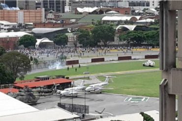 ¡QUÉ ABUSO! Lanzan lacrimógenas desde el aeropuerto de La Carlota hacia la autopista y el CCCT