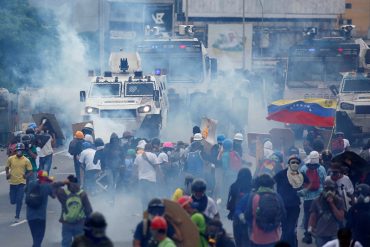 ¡SIN CONTROL! La brutal represión contra manifestantes en la autopista Francisco Fajardo (+Videos)
