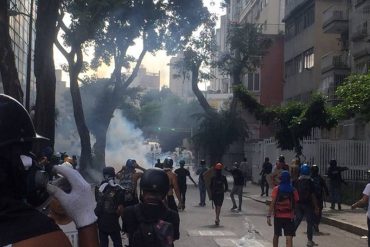 ¡ÚLTIMO MINUTO! Comienza brutal represión contra manifestantes en El Rosal y Chacaíto (Fotos)